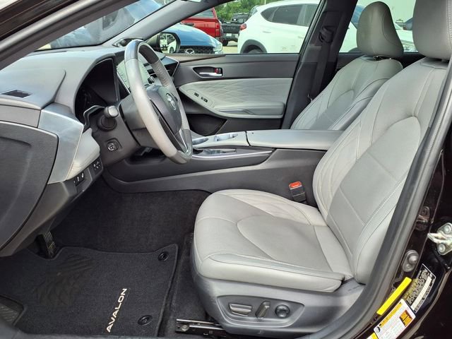 Used 2019 Toyota Avalon Limited image 18