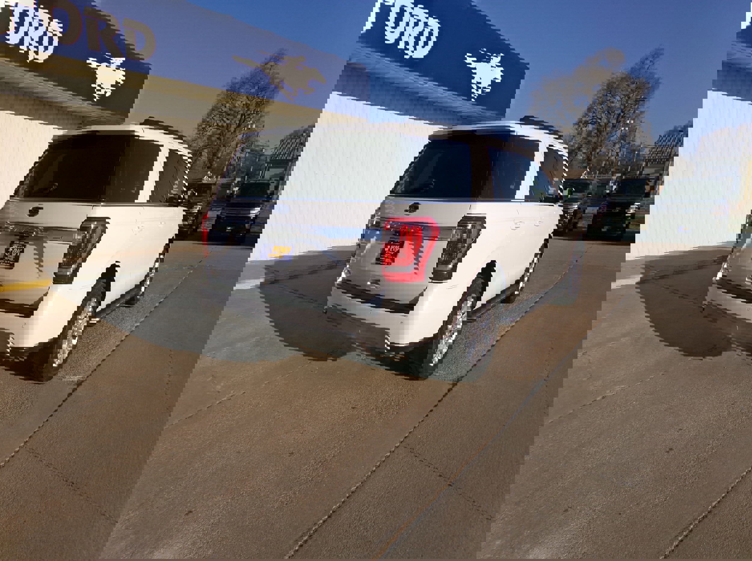 Used 2021 Ford Expedition XLT image 3