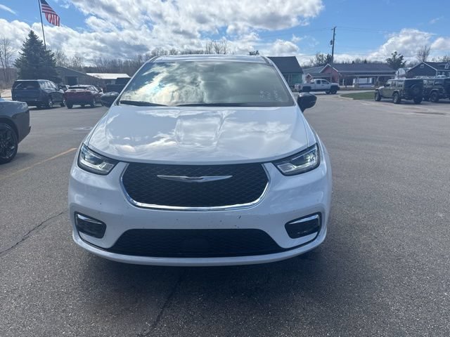 Used 2026 Chrysler Pacifica Select FWD image 3