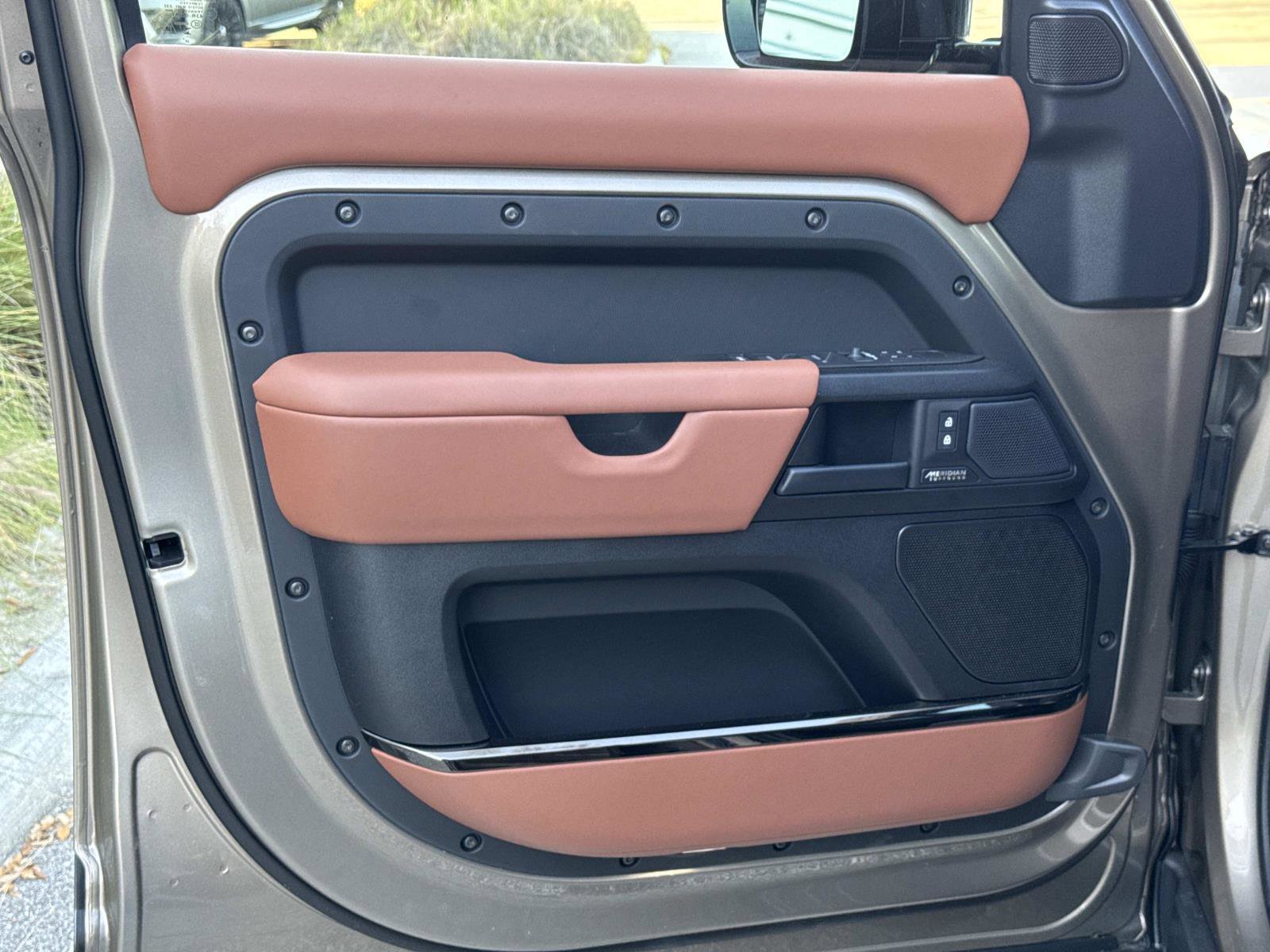 Used 2025 Land Rover Defender 110 image 18