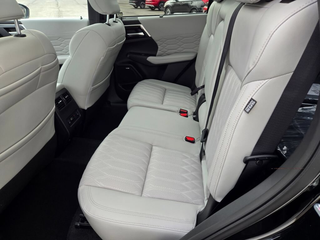 New 2026 Mitsubishi Outlander SEL image 14