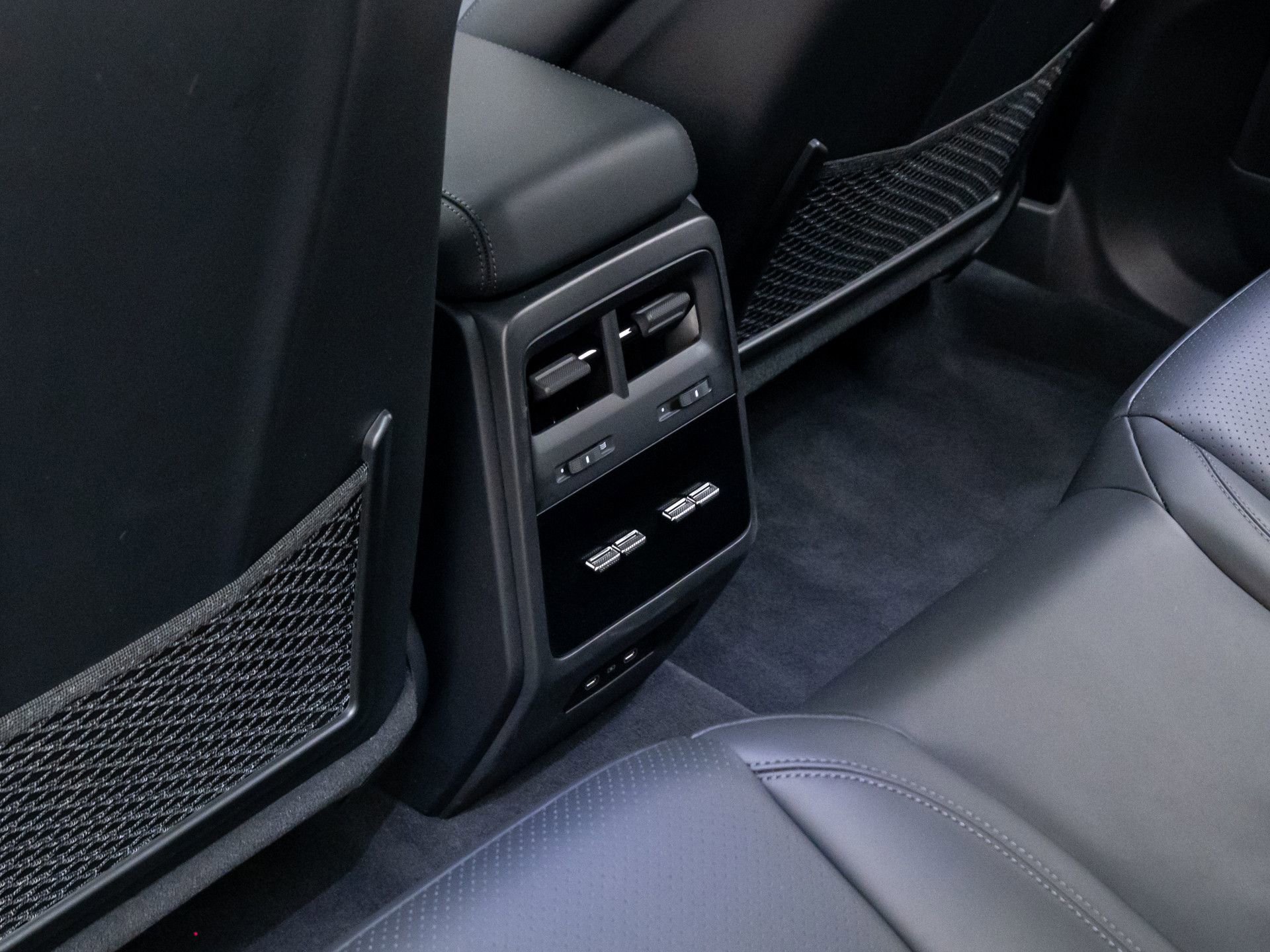 Certified 2025 Porsche Macan 4 Electric image 17