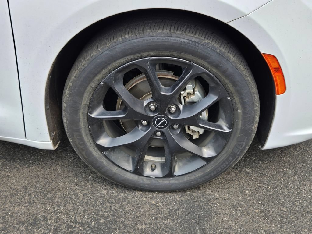 Used 2025 Chrysler Pacifica Limited FWD image 9