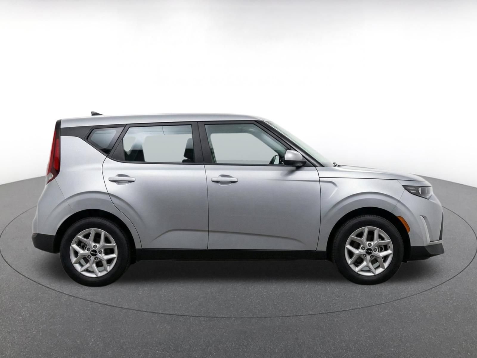 Used 2025 Kia Soul LX w/ LX Technology Package FWD image 10