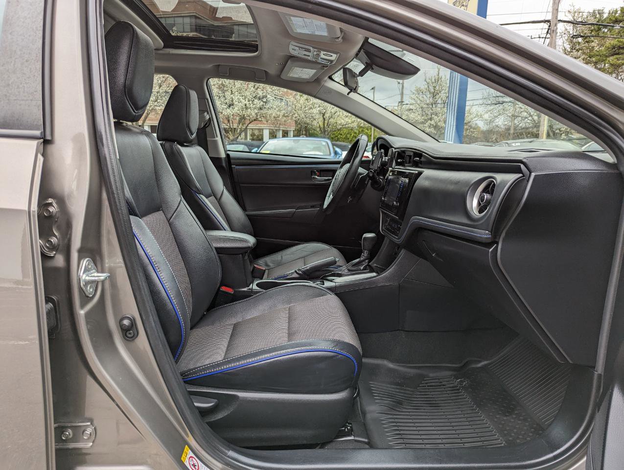 Used 2017 Toyota Corolla SE w/ SE Premium Package FWD image 32