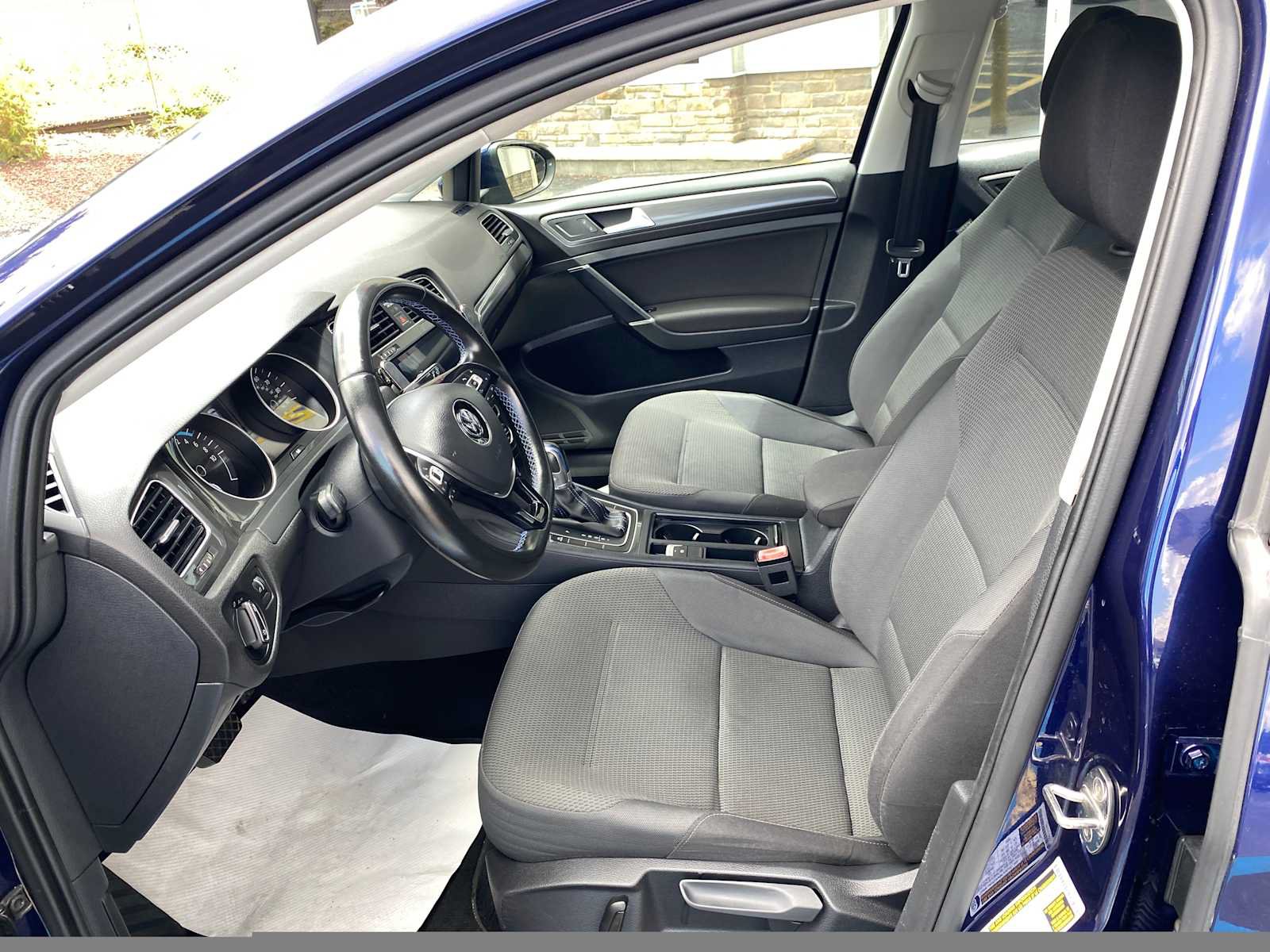 Used 2017 Volkswagen e-Golf SE FWD image 9