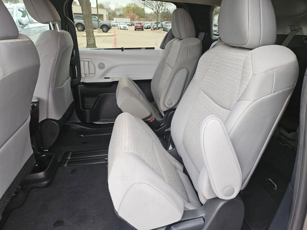 Used 2025 Toyota Sienna LE image 27