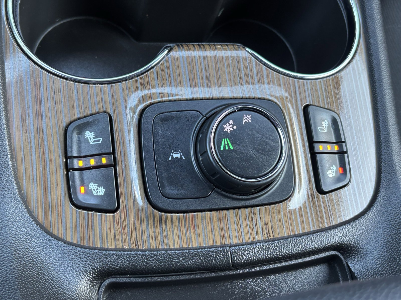 Used 2021 GMC Acadia SLE w/ Driver Convenience Package image 4