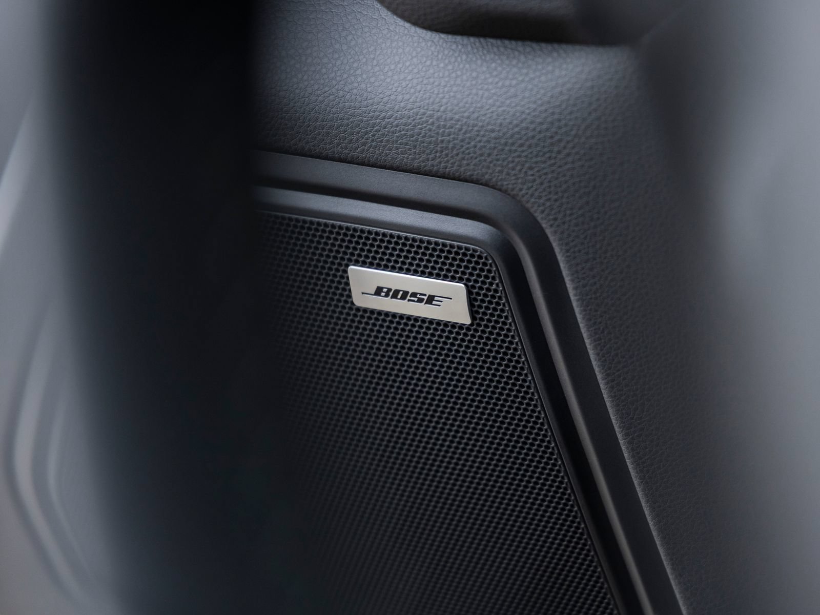 Certified 2025 Porsche Macan Turbo AWD/4WD image 28