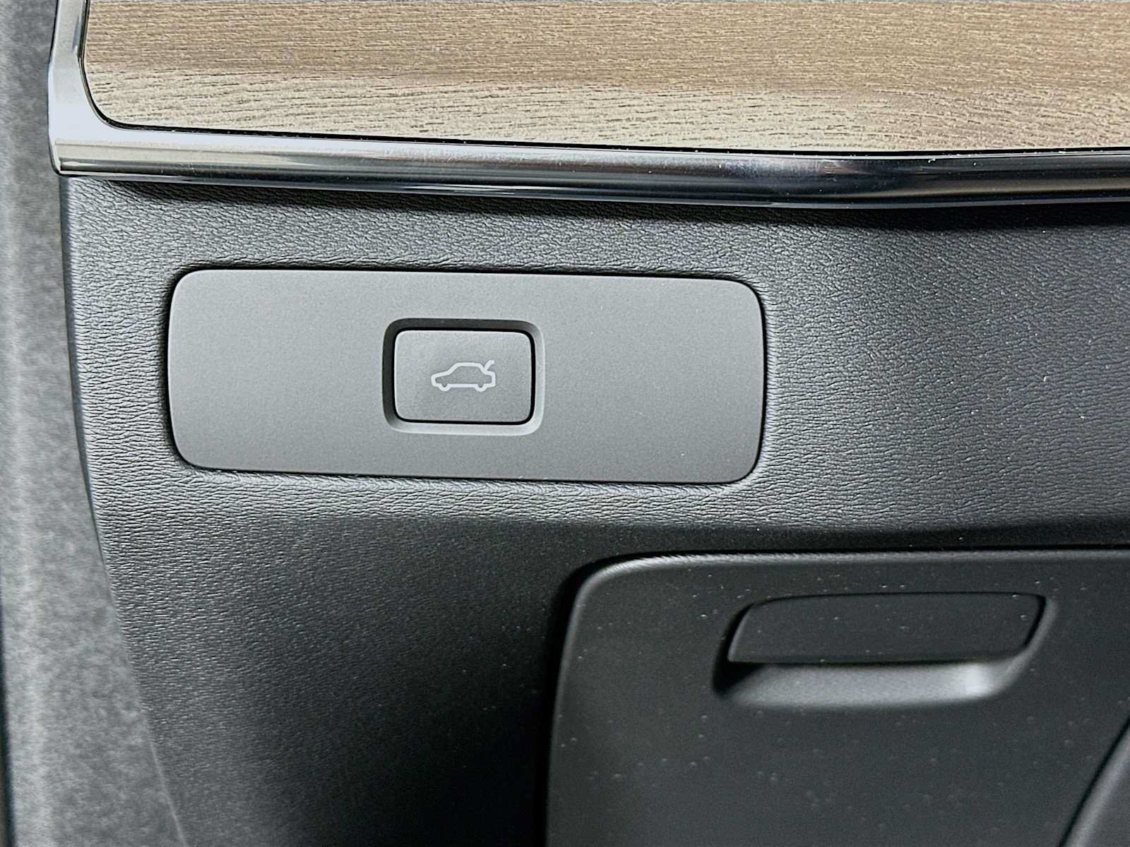 New 2026 Volvo XC90 B6 Plus w/ Protection Package Premier AWD/4WD image 10
