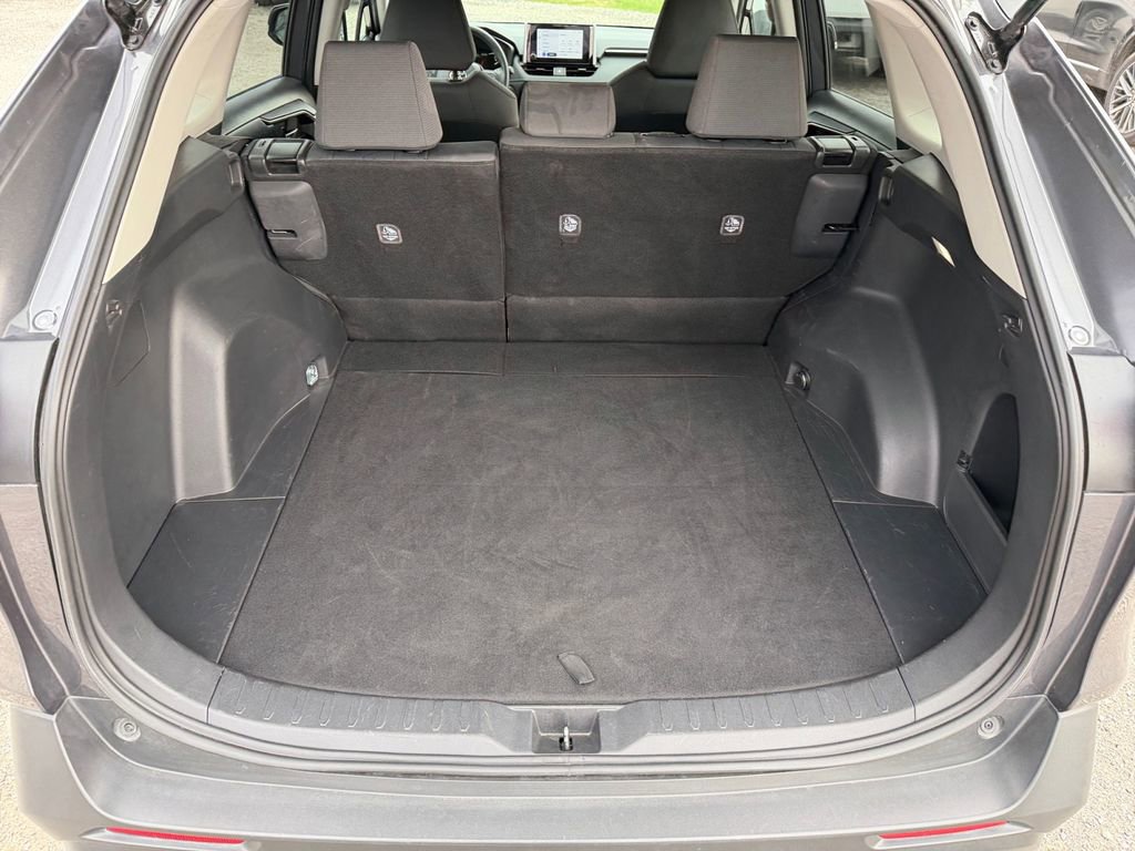 Used 2025 Toyota RAV4 XLE image 19