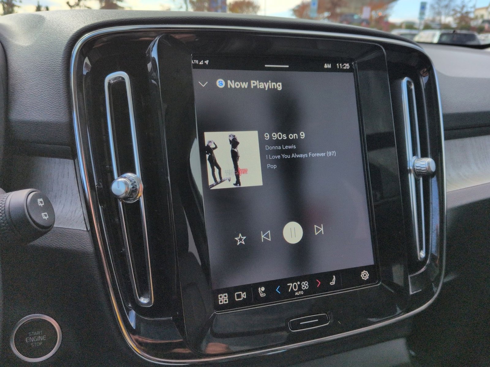 Certified 2024 Volvo XC40 B5 Ultimate w/ Protection Package Premier image 18