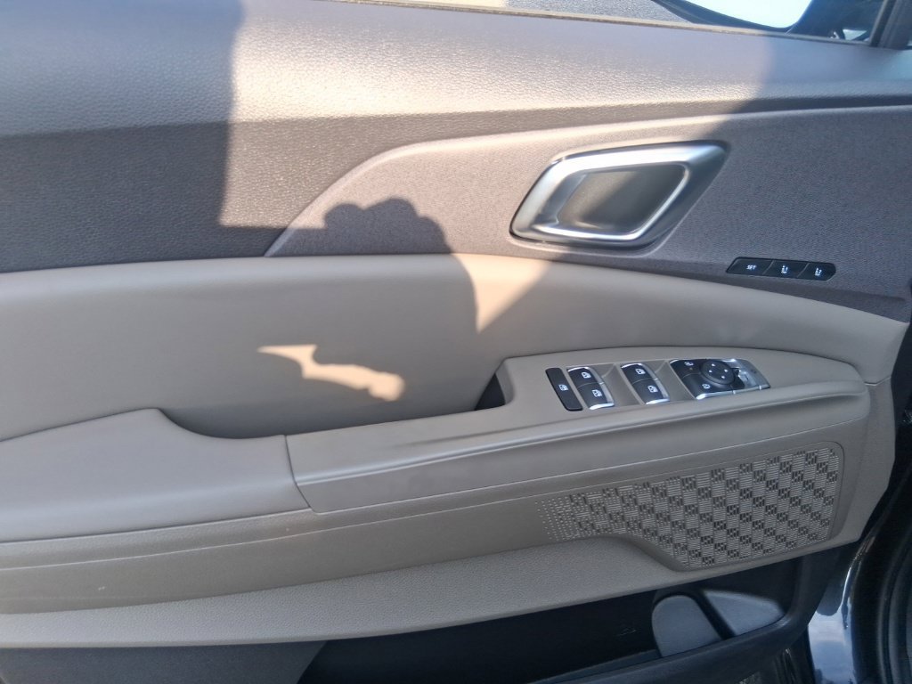 Certified 2026 Kia Carnival EX FWD image 10