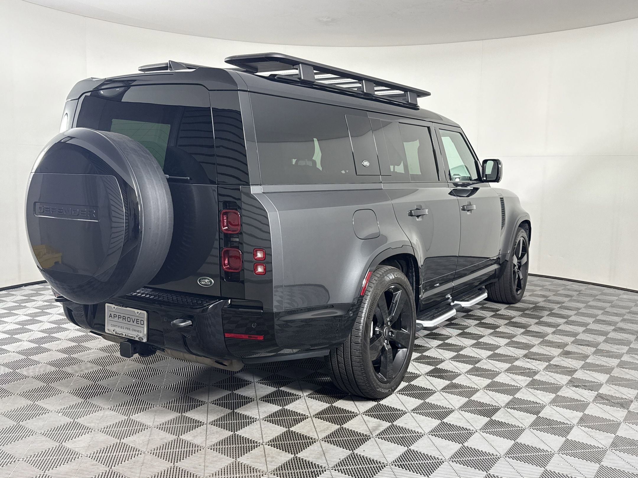 Used 2023 Land Rover Defender 130 X-Dynamic SE image 10