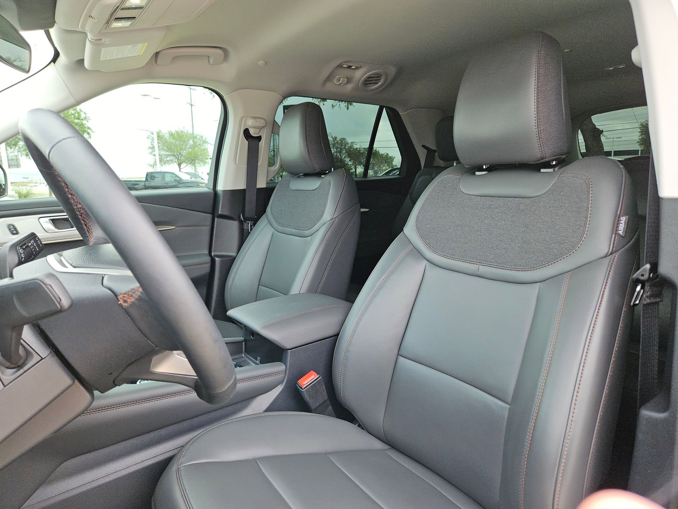 Used 2025 Ford Explorer Active w/ Active Comfort Package RWD image 13