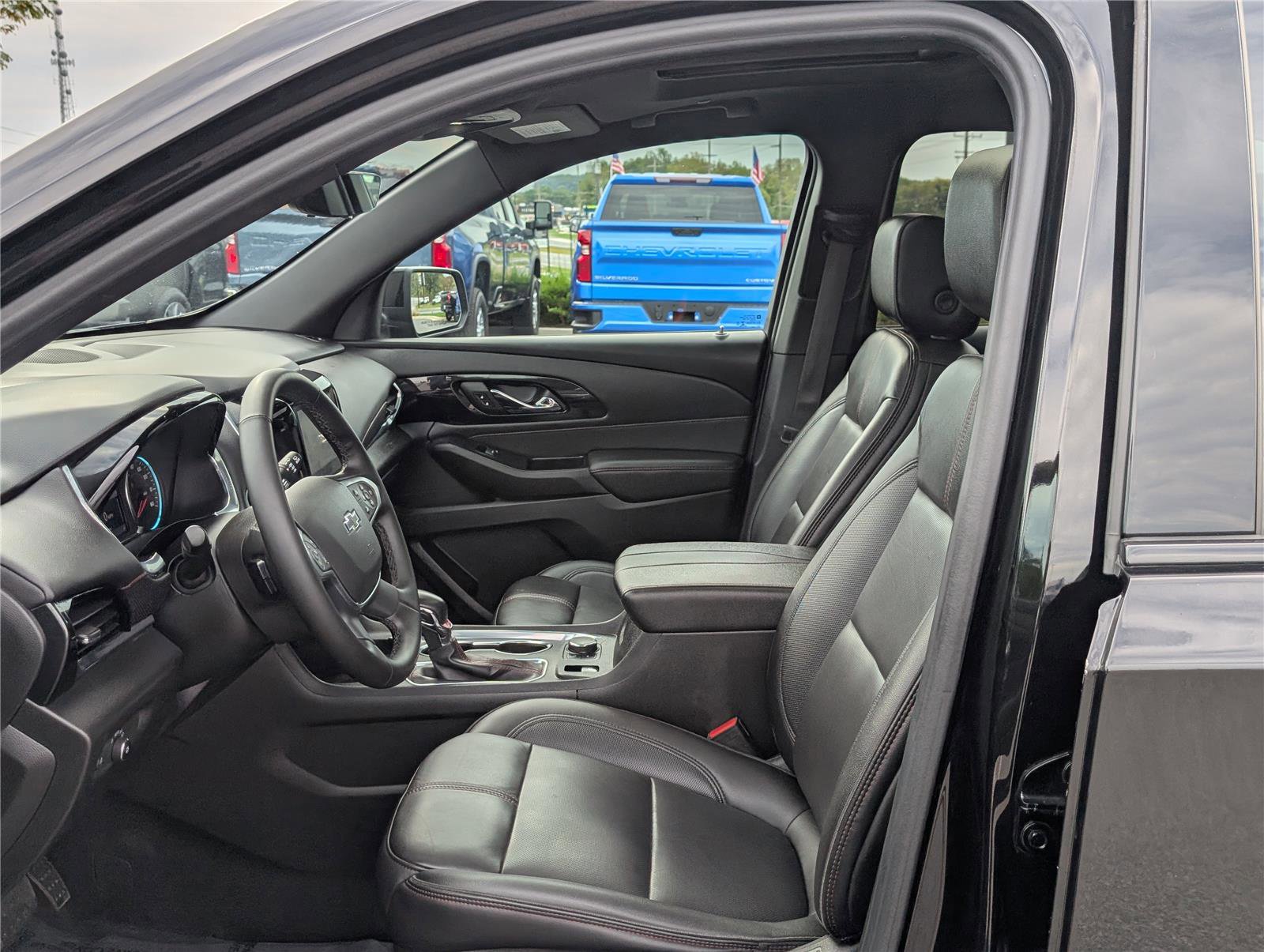 Used 2023 Chevrolet Traverse RS image 16