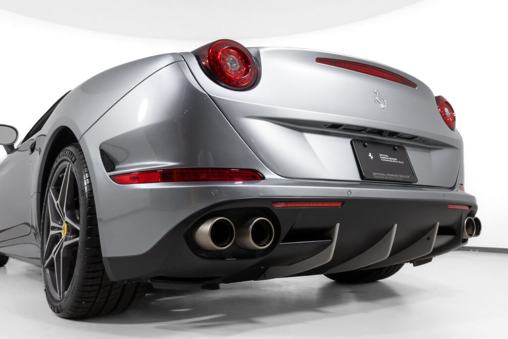Used 2016 Ferrari California T RWD image 17
