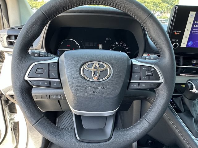 Used 2026 Toyota Sienna XLE FWD image 12