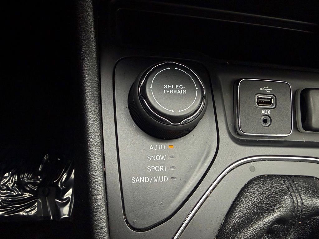 Used 2019 Jeep Cherokee Latitude Plus w/ Comfort/Convenience Group image 30