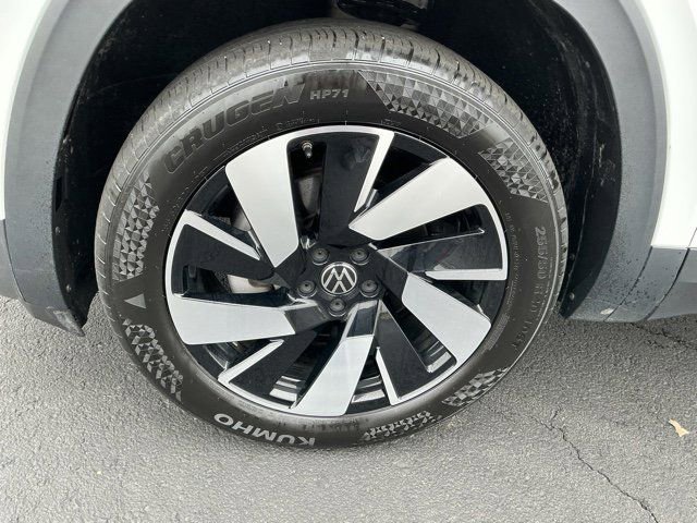 Used 2025 Volkswagen Atlas Cross Sport SE image 11