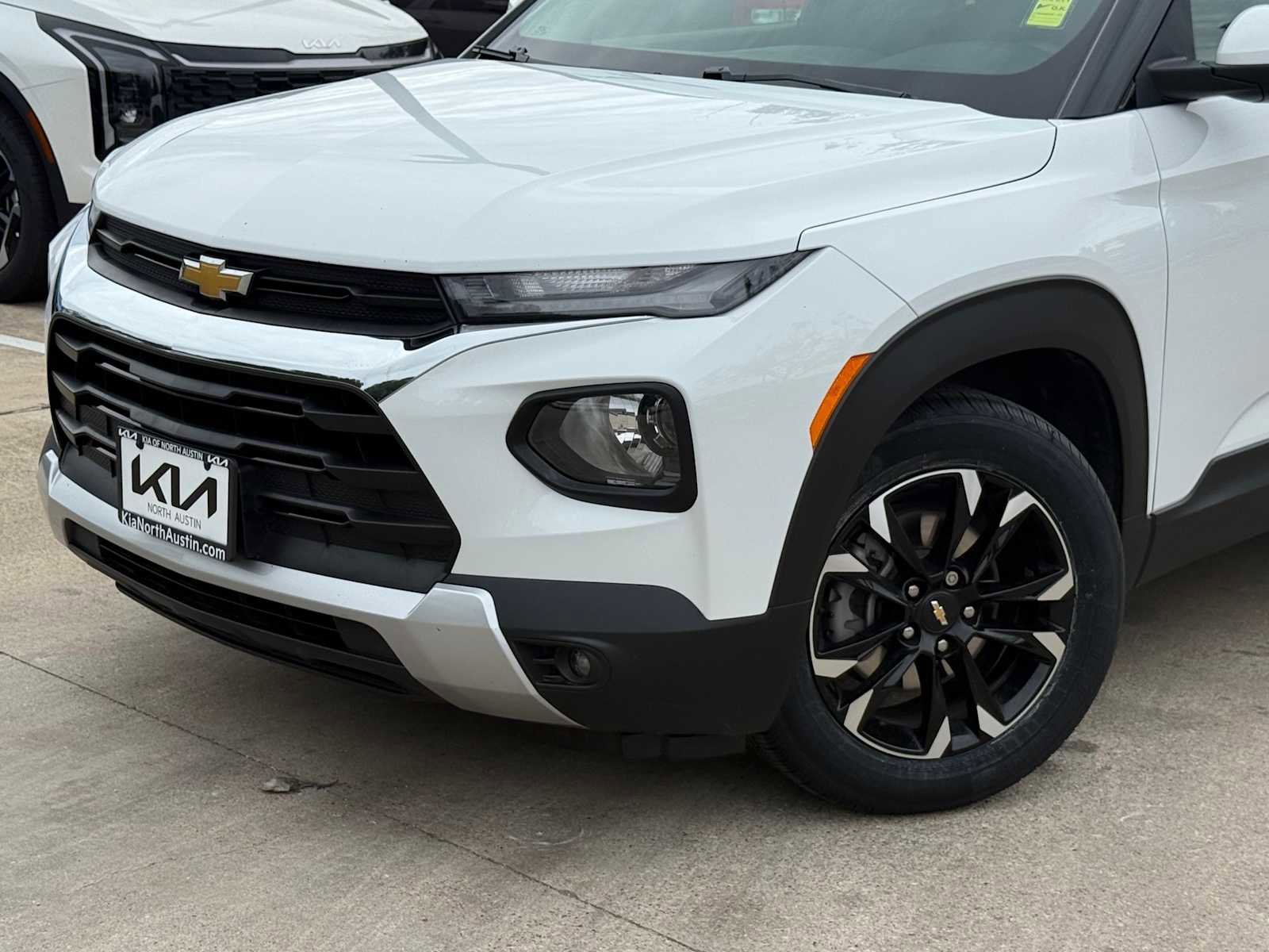 Used 2022 Chevrolet TrailBlazer LT w/ Convenience Package FWD image 2