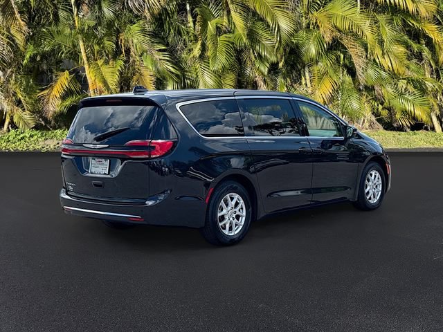 Used 2023 Chrysler Pacifica Touring-L FWD image 6