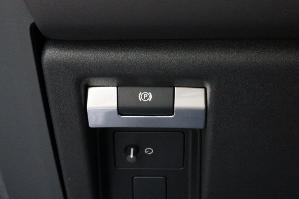 New 2026 Land Rover Defender 110 X-Dynamic SE AWD/4WD image 27