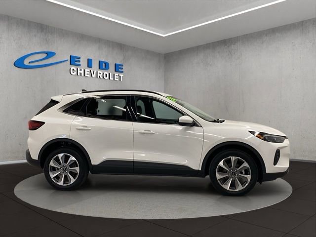 Used 2024 Ford Escape Platinum AWD/4WD image 2