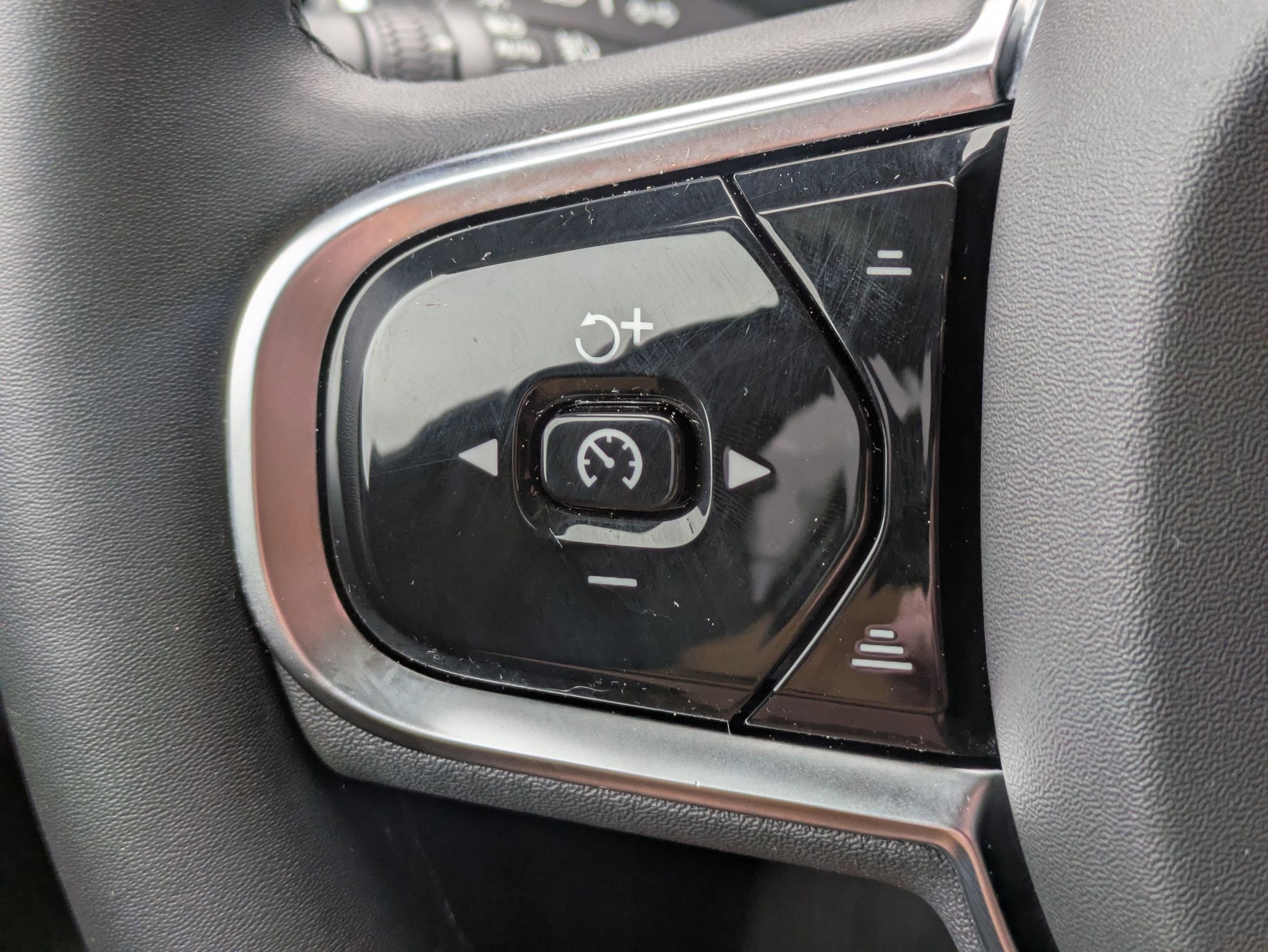 Used 2023 Volvo XC90 B6 Ultimate w/ Protection Package Premier image 13