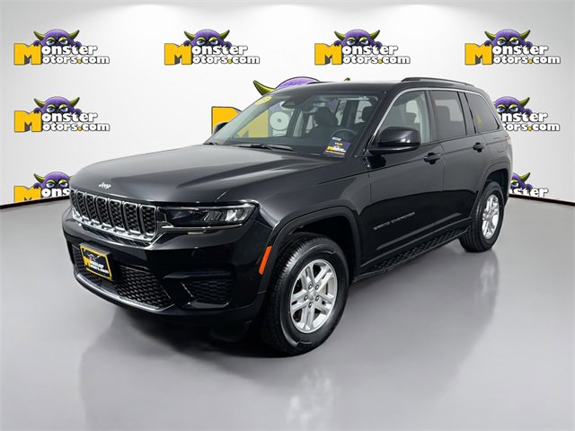 Used 2023 Jeep Grand Cherokee Laredo image 1