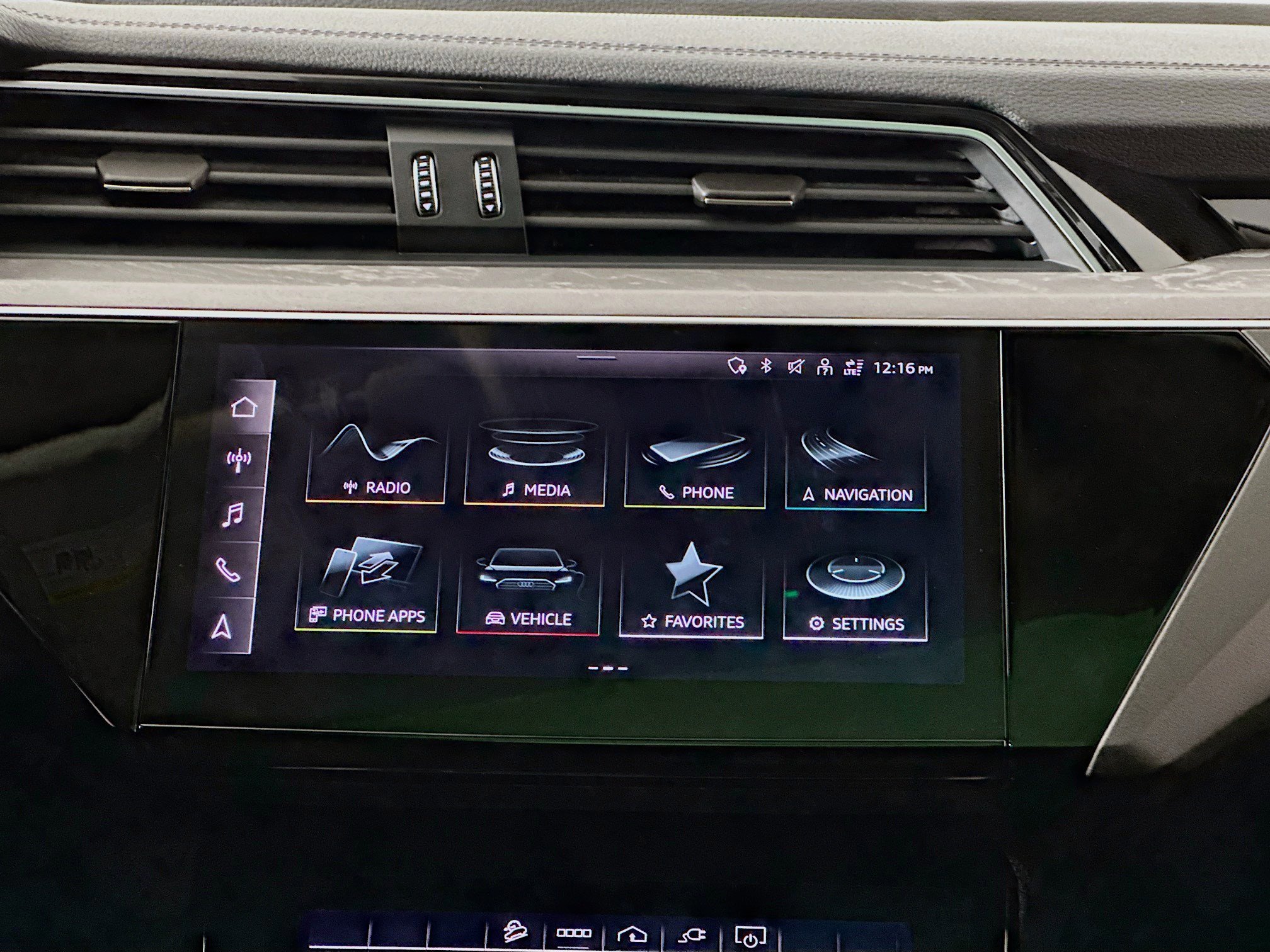 Used 2024 Audi Q8 e-tron Premium Plus w/ Premium Plus Package image 12