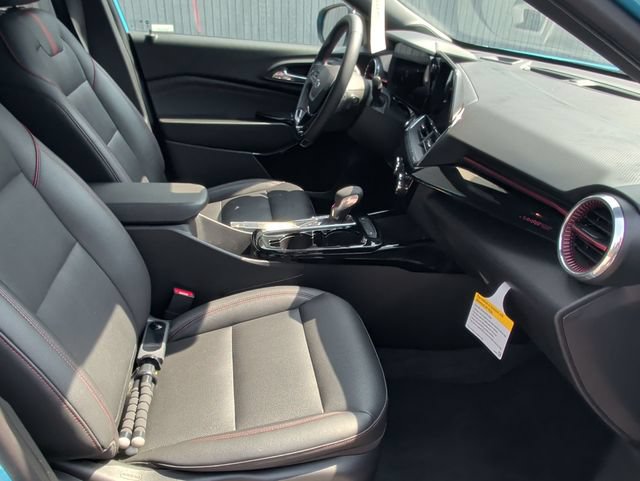 Used 2025 Chevrolet Trax RS FWD image 30