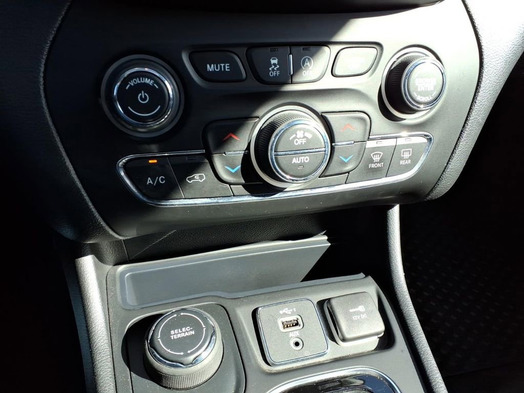 Used 2020 Jeep Cherokee Latitude Plus image 12