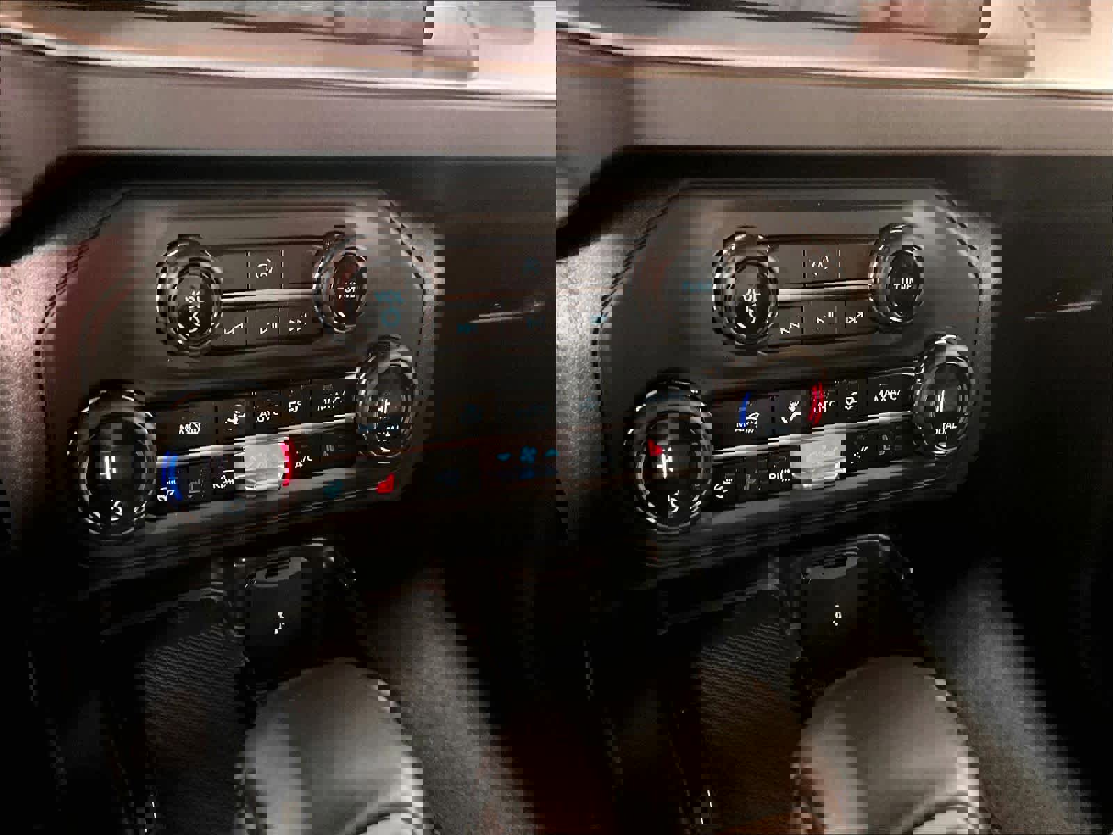 Used 2025 Ford Bronco Outer Banks image 25