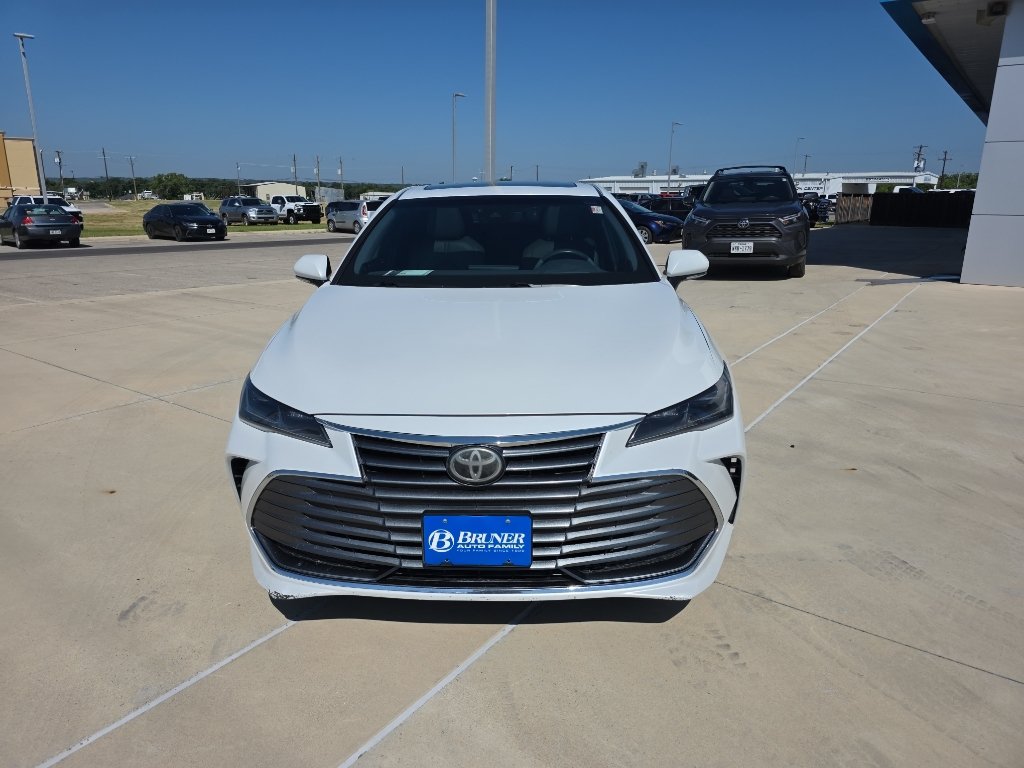 Used 2019 Toyota Avalon Limited FWD image 2