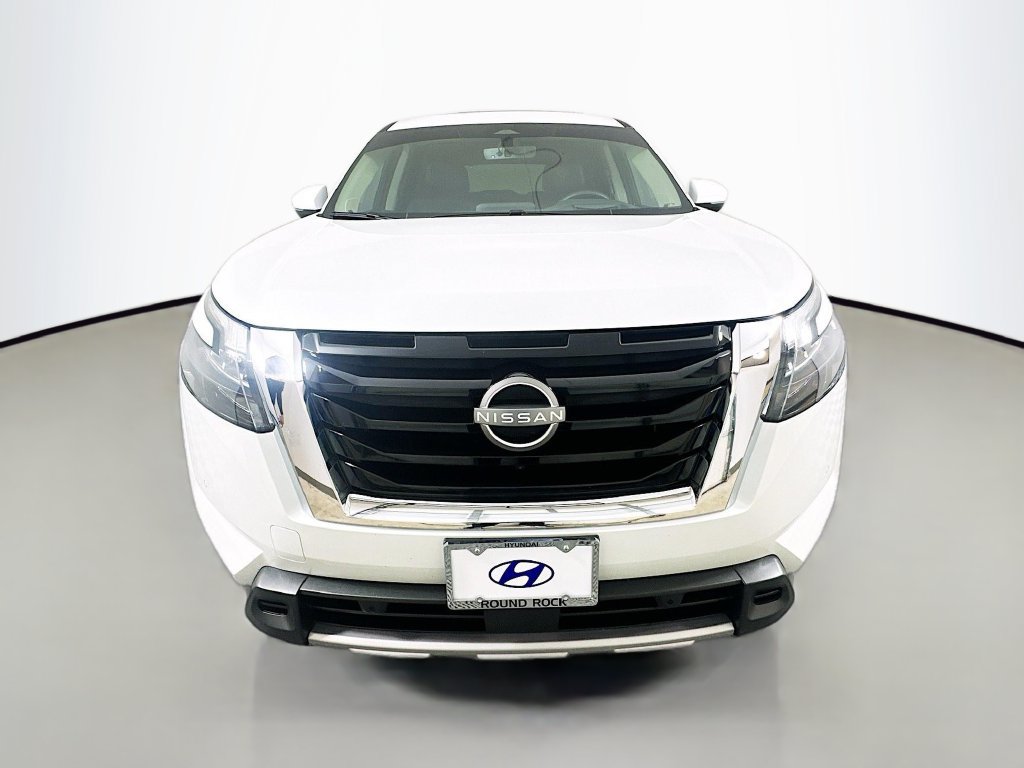 Used 2025 Nissan Pathfinder Platinum FWD image 2