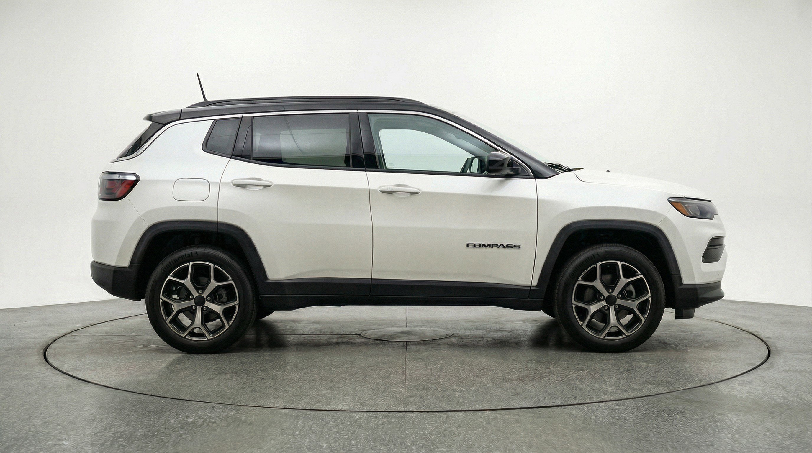 Used 2025 Jeep Compass Limited image 11