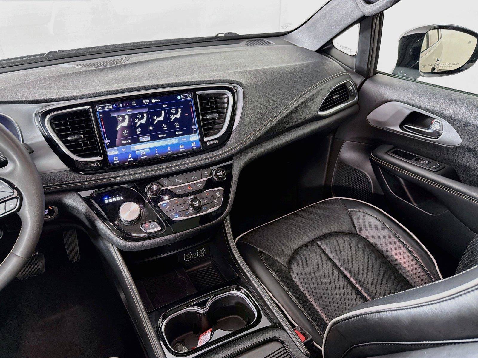 Used 2025 Chrysler Pacifica Limited FWD image 28