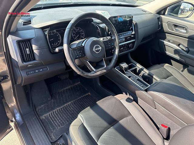 Used 2025 Nissan Pathfinder SL FWD image 16