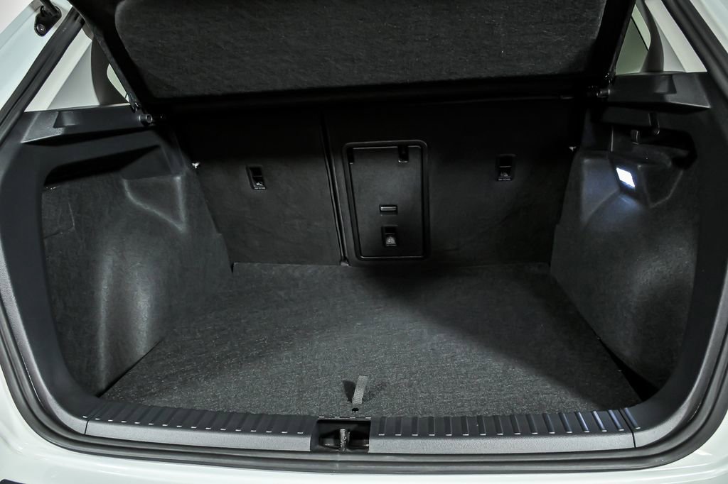 Used 2025 Volkswagen Taos SE w/ Panoramic Sunroof Package AWD/4WD image 9