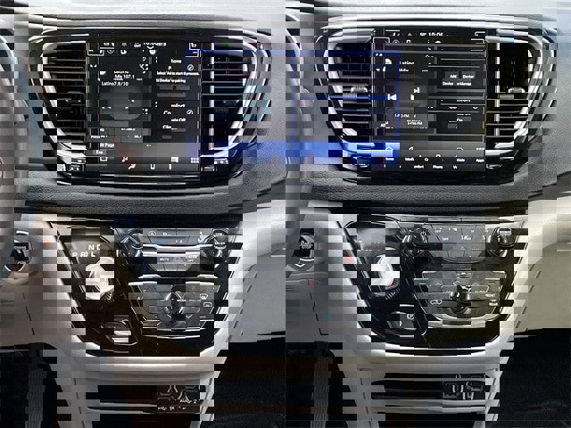 Used 2024 Chrysler Pacifica Touring-L image 15