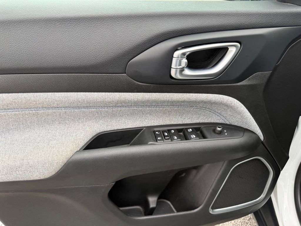 Used 2024 Jeep Compass Latitude image 10