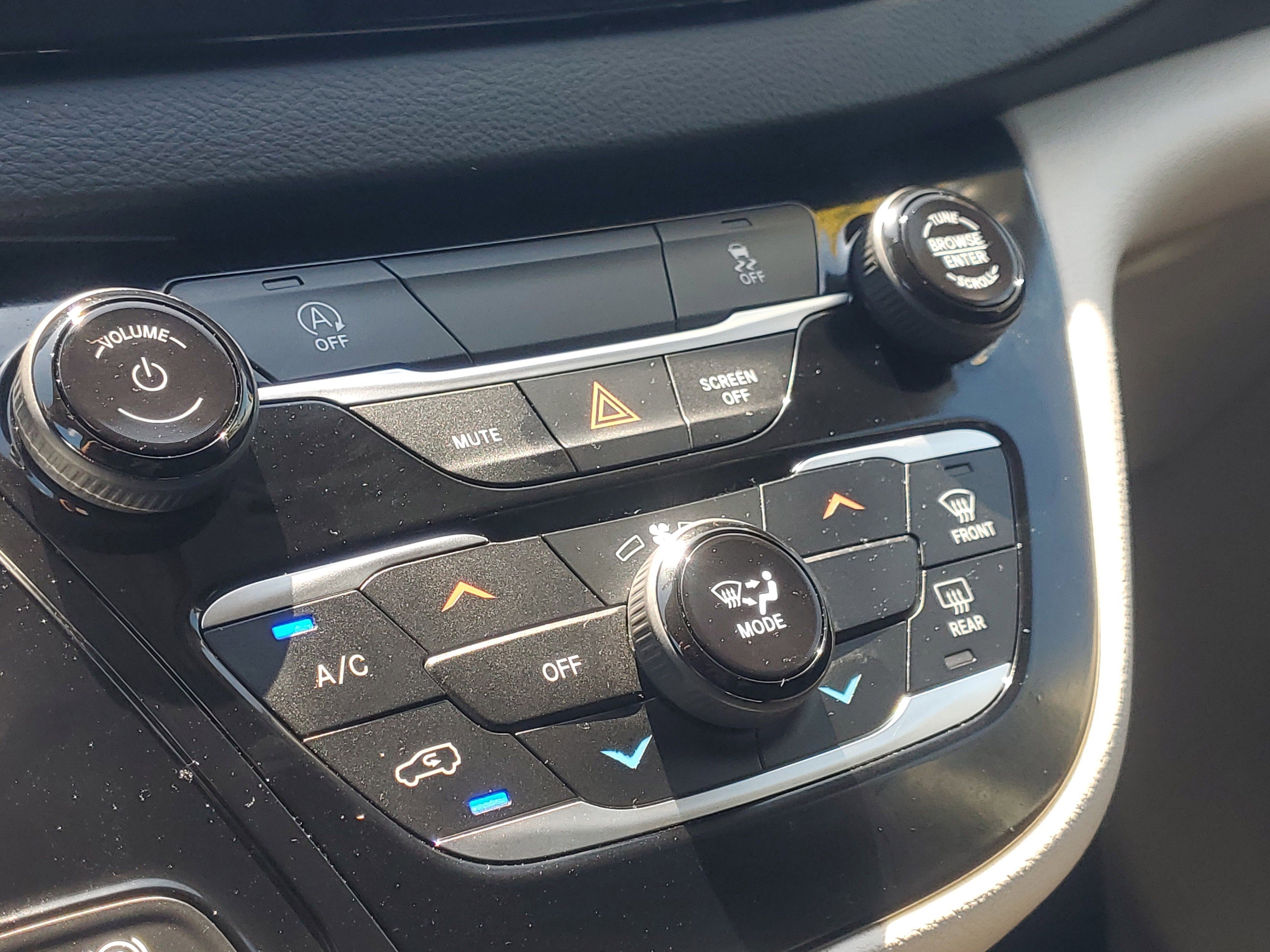 Used 2022 Chrysler Voyager LX image 28
