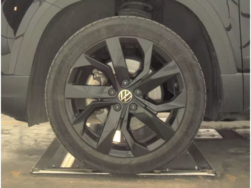 Used 2022 Volkswagen Taos SE w/ Panoramic Sunroof Package FWD image 26