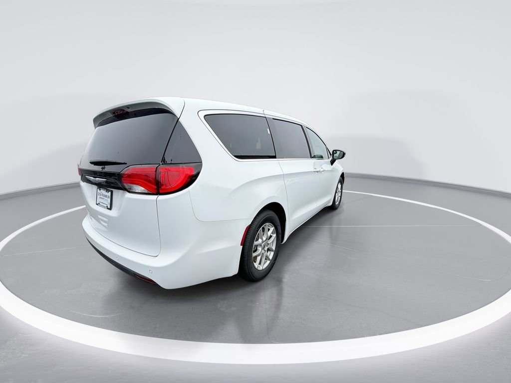 Used 2025 Chrysler Voyager LX FWD image 8