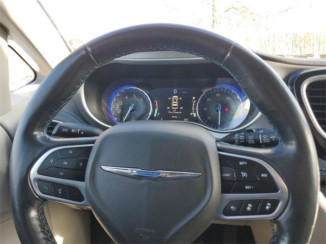 Used 2021 Chrysler Pacifica Touring-L image 11
