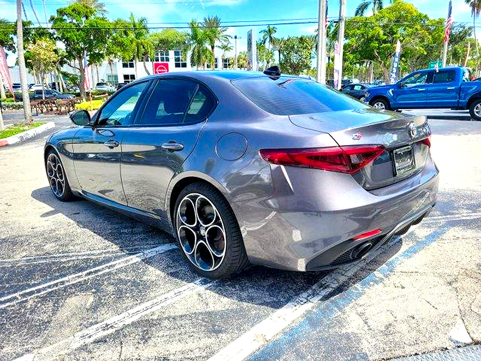 Used 2023 Alfa Romeo Giulia Veloce RWD image 5