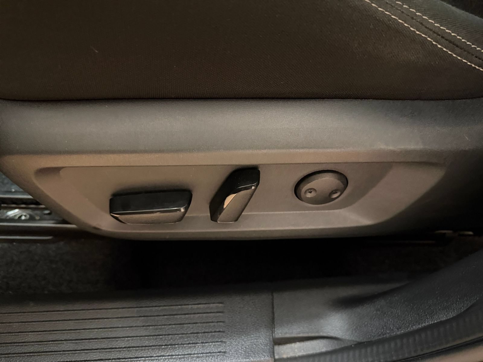 Used 2025 Nissan Rogue SV FWD image 21