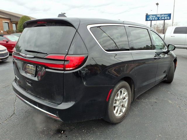 Used 2024 Chrysler Pacifica Touring-L image 16