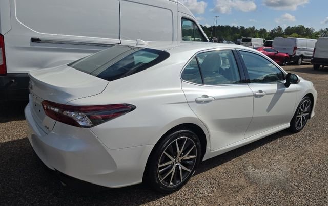 Used 2022 Toyota Camry XLE image 3